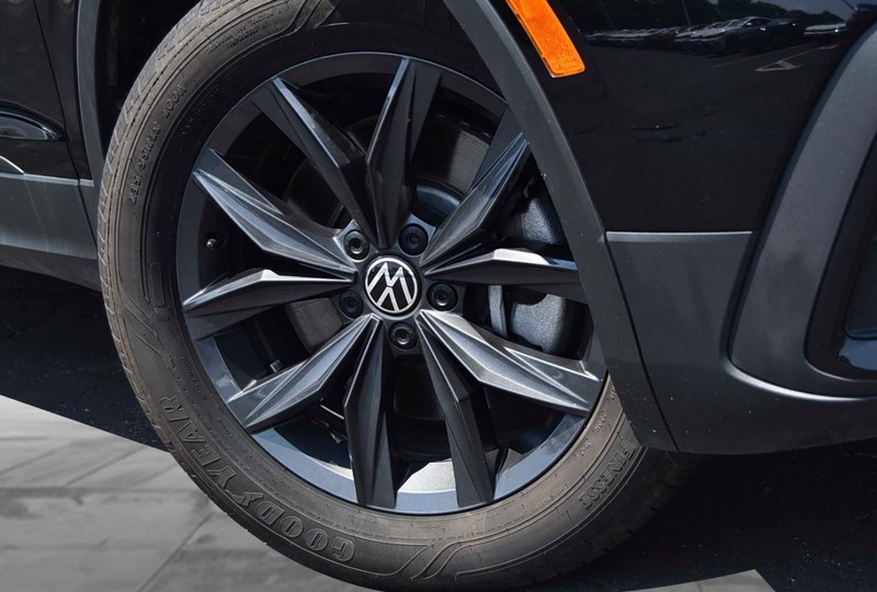 Volkswagen Tiguan Vehicle Image 03