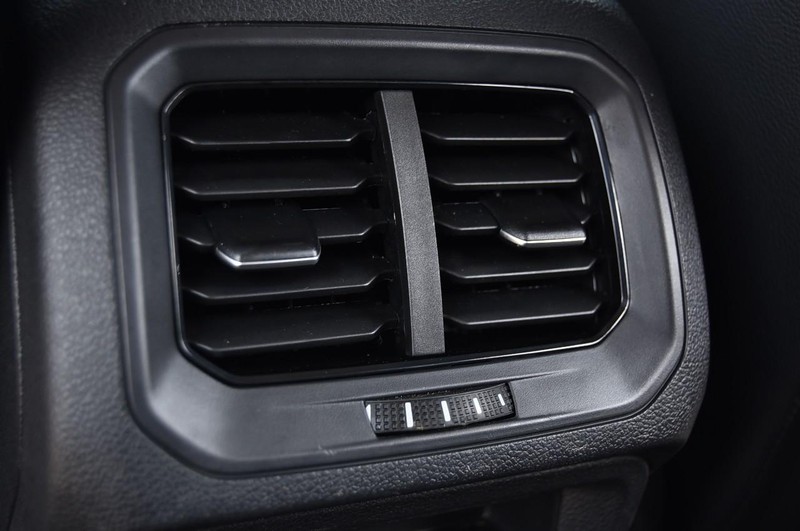 Volkswagen Tiguan Vehicle Image 24