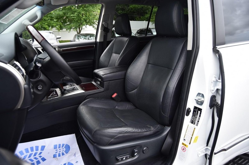 Lexus GX Vehicle Image 22