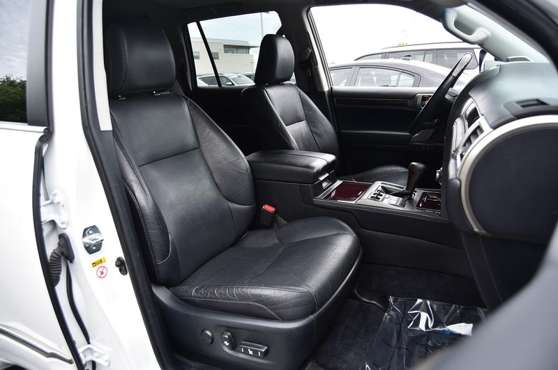 Lexus GX Vehicle Image 23