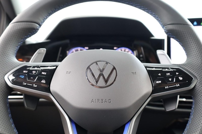 Volkswagen Golf R Vehicle Image 09