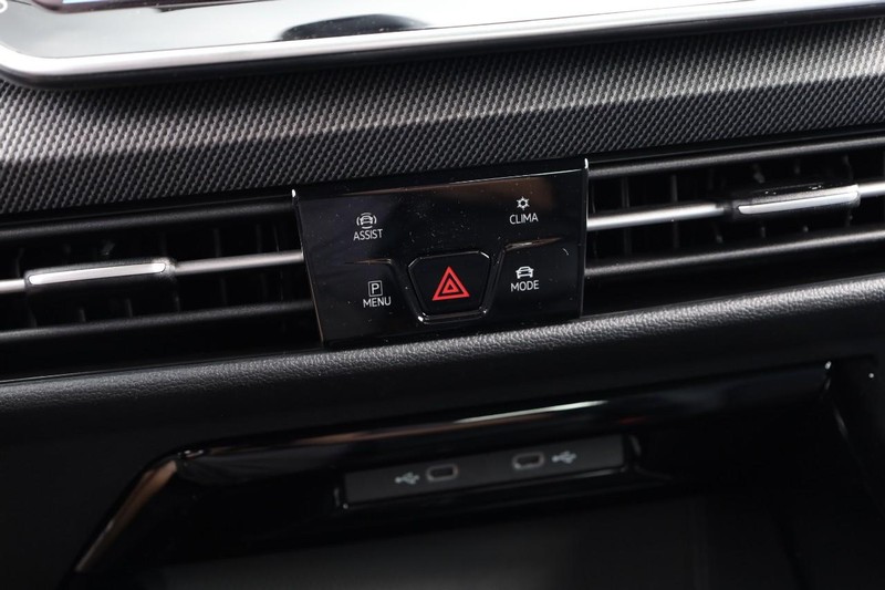 Volkswagen Golf R Vehicle Image 14