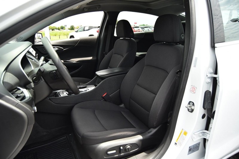 Chevrolet Malibu Vehicle Image 17