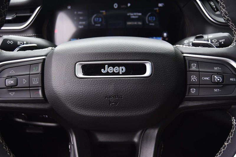 Jeep Grand Cherokee L Vehicle Image 19