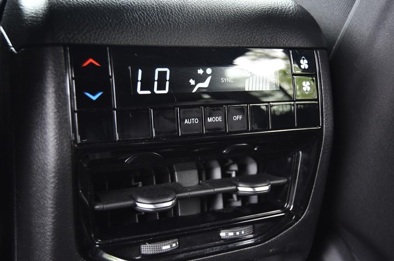 Jeep Grand Cherokee L Vehicle Image 24