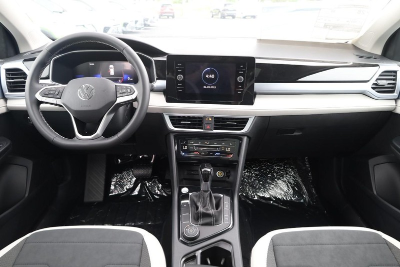 Volkswagen Taos Vehicle Image 28