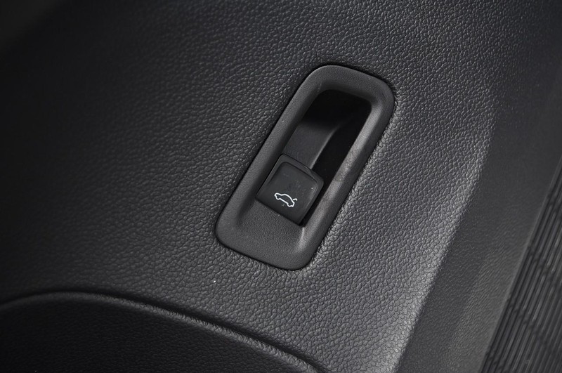 Volkswagen Atlas Cross Sport Vehicle Image 09