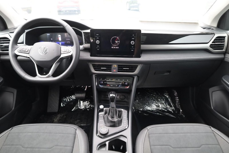 Volkswagen Taos Vehicle Image 28