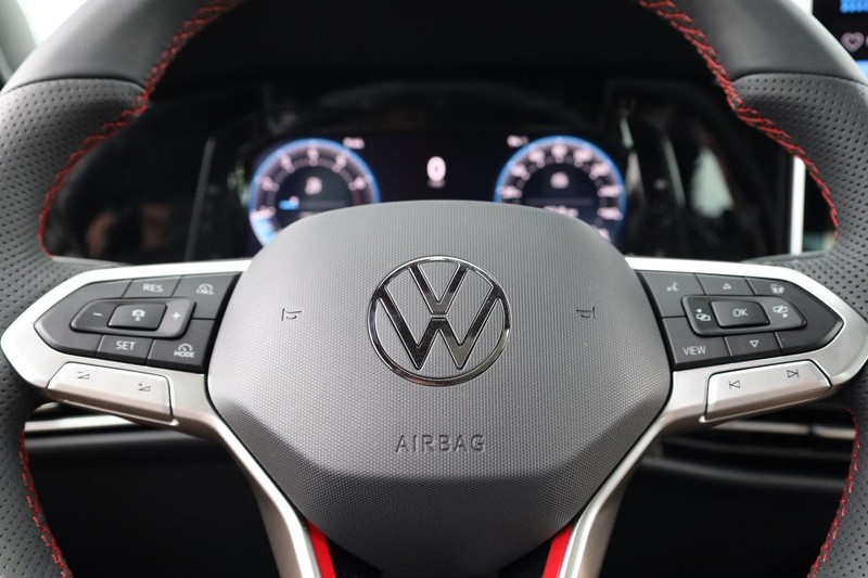 Volkswagen Golf GTI Vehicle Image 11