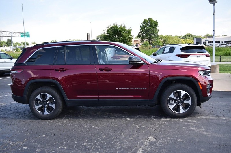 Jeep Grand Cherokee 4xe Vehicle Image 05