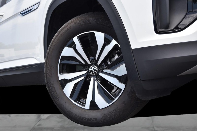 Volkswagen Atlas Cross Sport Vehicle Image 03
