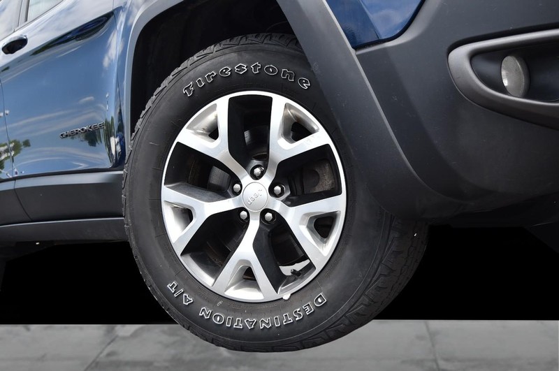 Jeep Cherokee Vehicle Image 03