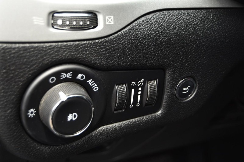 Jeep Cherokee Vehicle Image 12