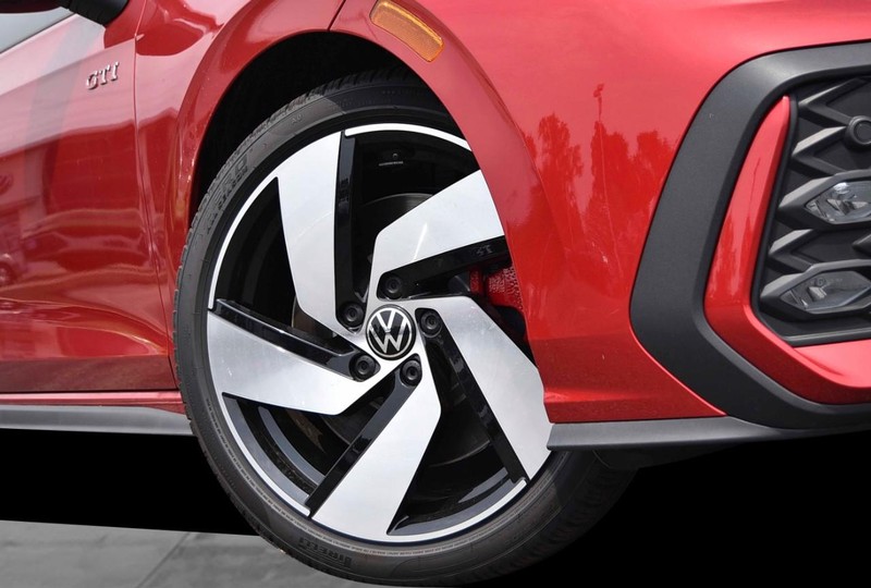 Volkswagen Golf GTI Vehicle Image 03