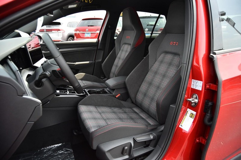Volkswagen Golf GTI Vehicle Image 18