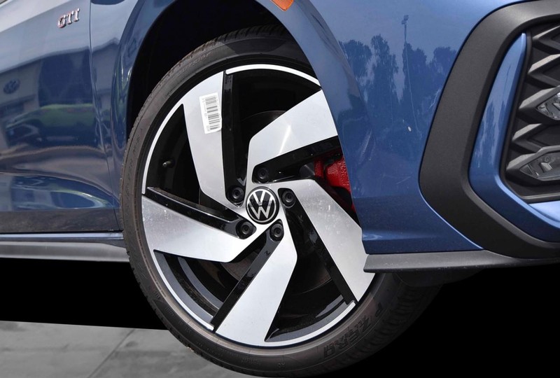Volkswagen Golf GTI Vehicle Image 03