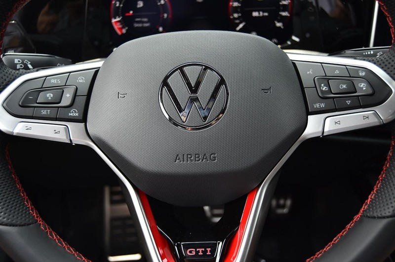Volkswagen Golf GTI Vehicle Image 17