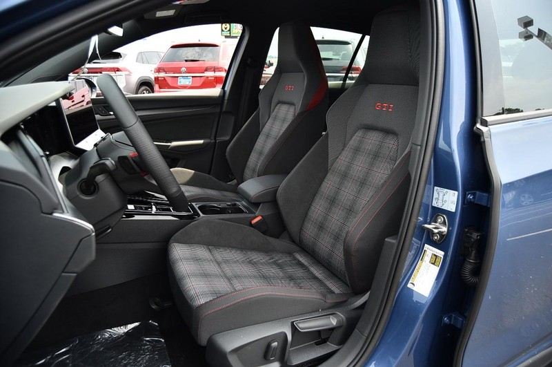 Volkswagen Golf GTI Vehicle Image 18