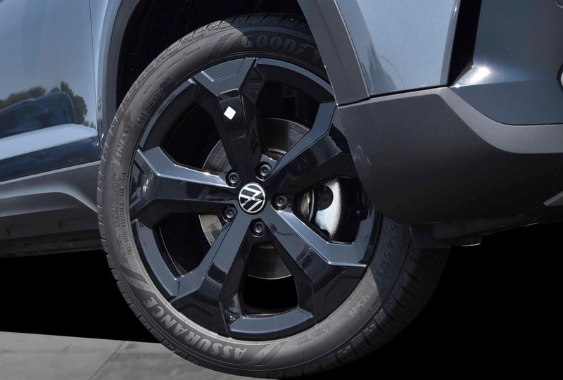 Volkswagen Taos Vehicle Image 03