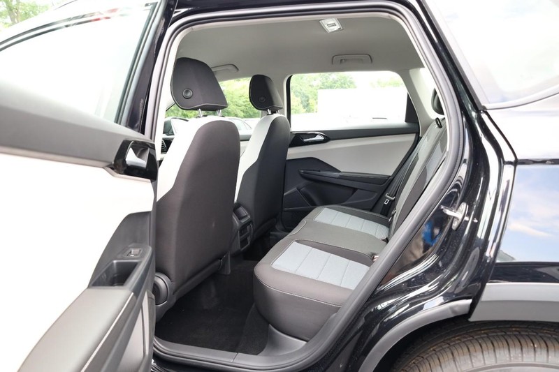 Volkswagen Taos Vehicle Image 23