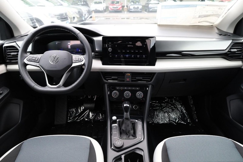 Volkswagen Taos Vehicle Image 24