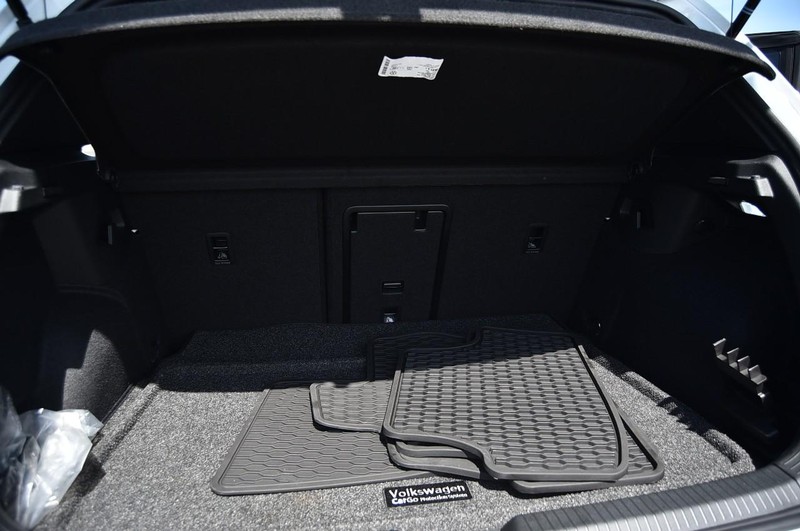 Volkswagen Golf GTI Vehicle Image 24