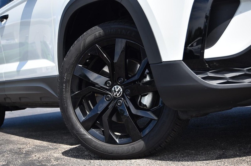 Volkswagen Taos Vehicle Image 03