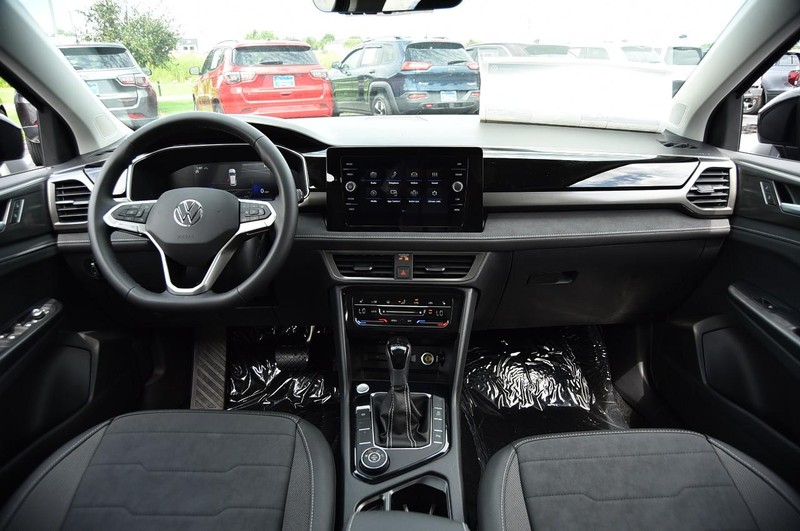 Volkswagen Taos Vehicle Image 07