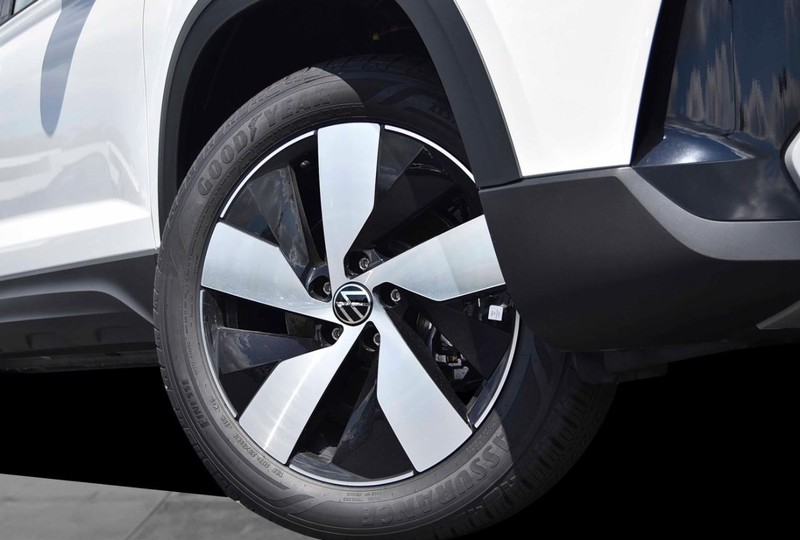 Volkswagen Taos Vehicle Image 03