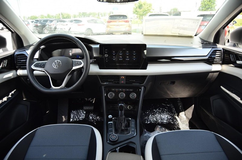 Volkswagen Taos Vehicle Image 07