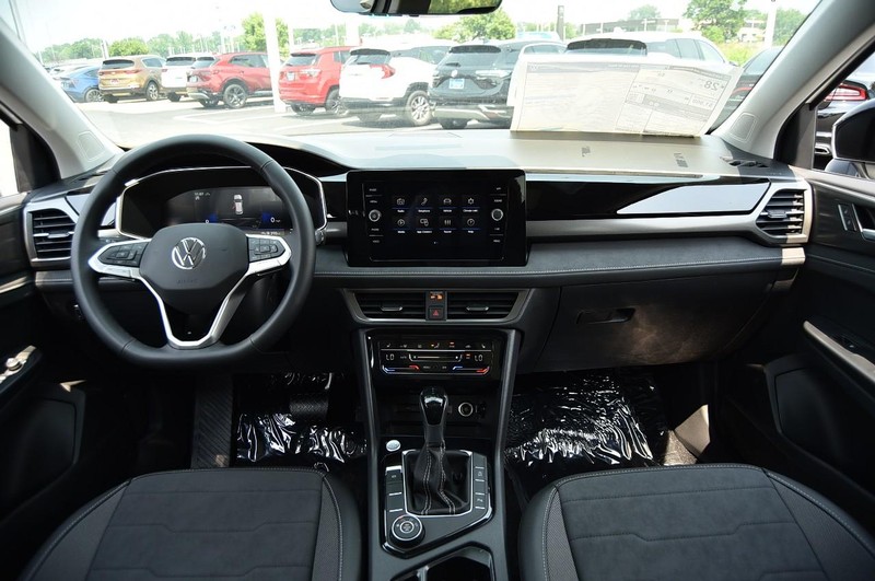 Volkswagen Taos Vehicle Image 07