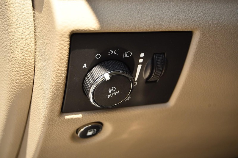 Jeep Grand Cherokee Vehicle Image 11