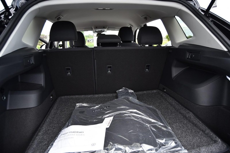 Volkswagen Tiguan Vehicle Image 21