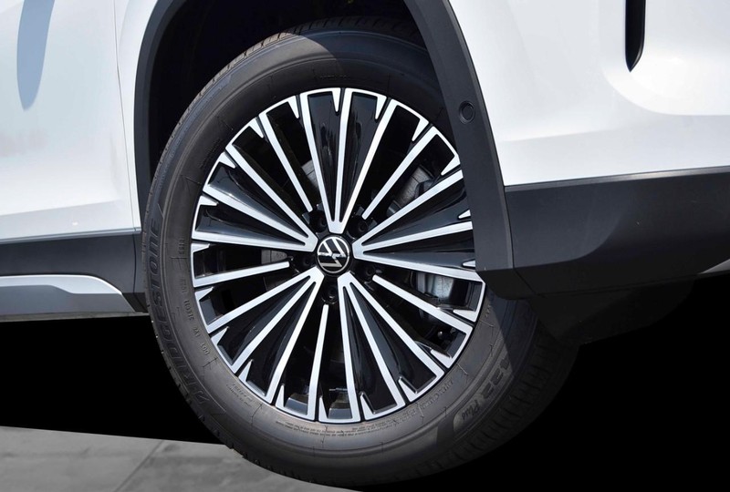 Volkswagen Tiguan Vehicle Image 03