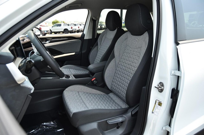 Volkswagen Tiguan Vehicle Image 16