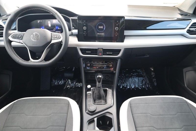 Volkswagen Taos Vehicle Image 24