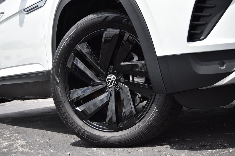 Volkswagen Atlas Cross Sport Vehicle Image 03