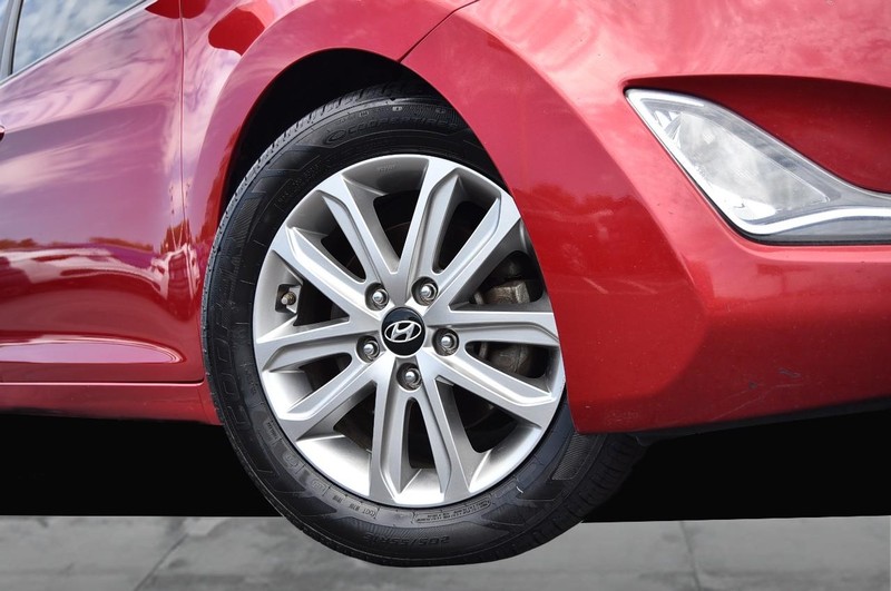 Hyundai Elantra Vehicle Image 03