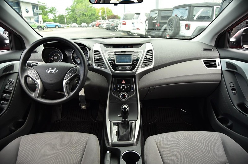 Hyundai Elantra Vehicle Image 07