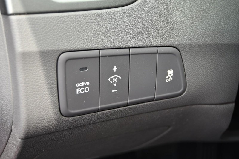Hyundai Elantra Vehicle Image 09