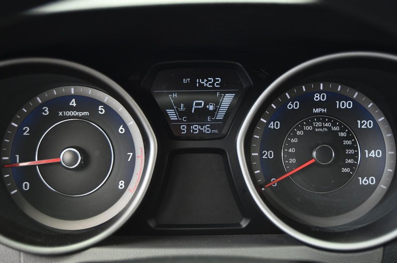 Hyundai Elantra Vehicle Image 10