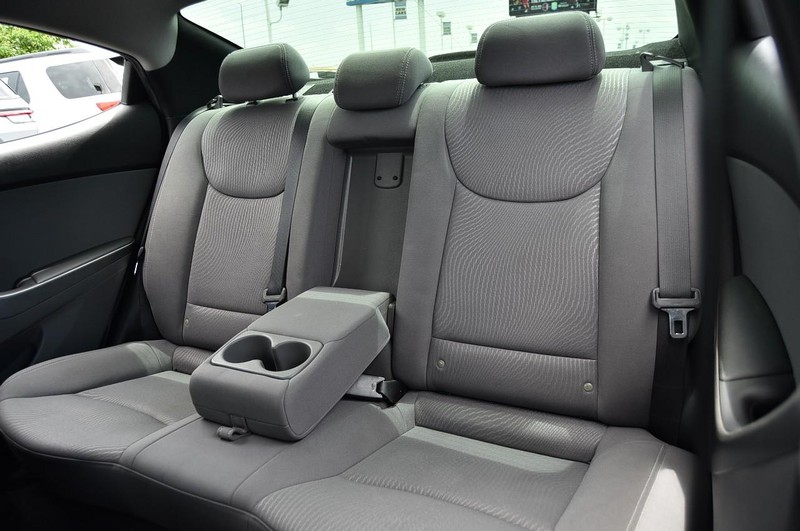 Hyundai Elantra Vehicle Image 17