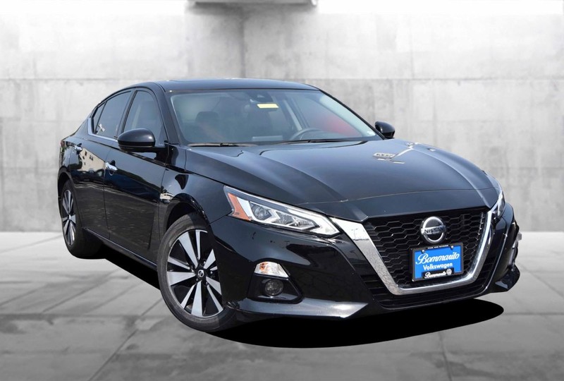 Nissan Altima Vehicle Image 02