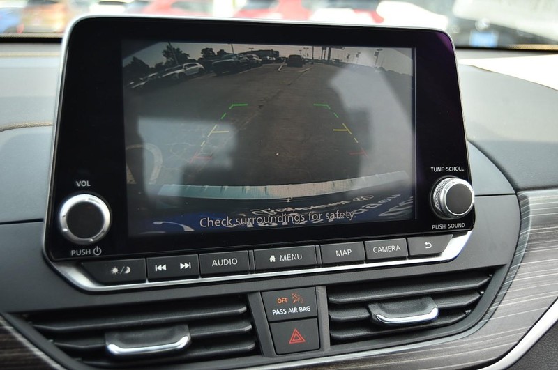 Nissan Altima Vehicle Image 12