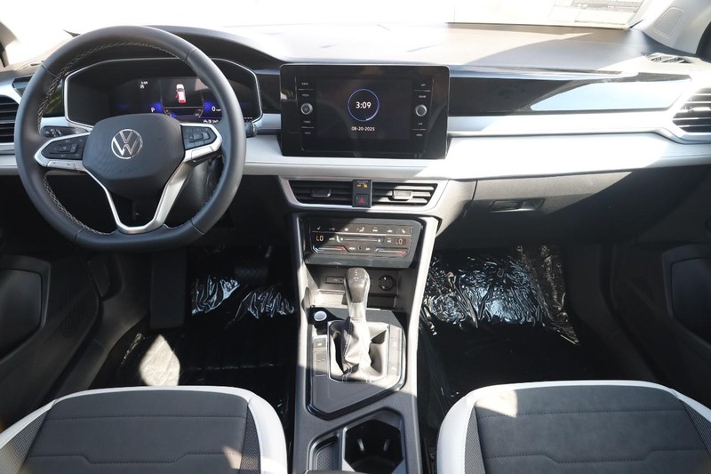 Volkswagen Taos Vehicle Image 21
