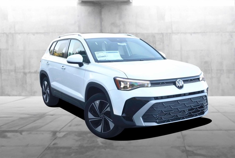 Volkswagen Taos Vehicle Image 02