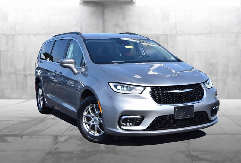 Chrysler Pacifica Vehicle Image 02