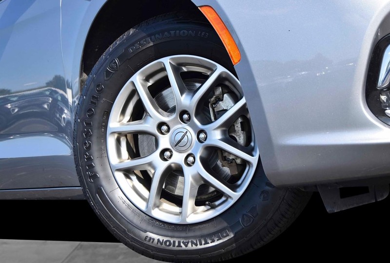 Chrysler Pacifica Vehicle Image 03