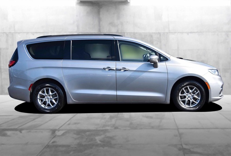 Chrysler Pacifica Vehicle Image 05