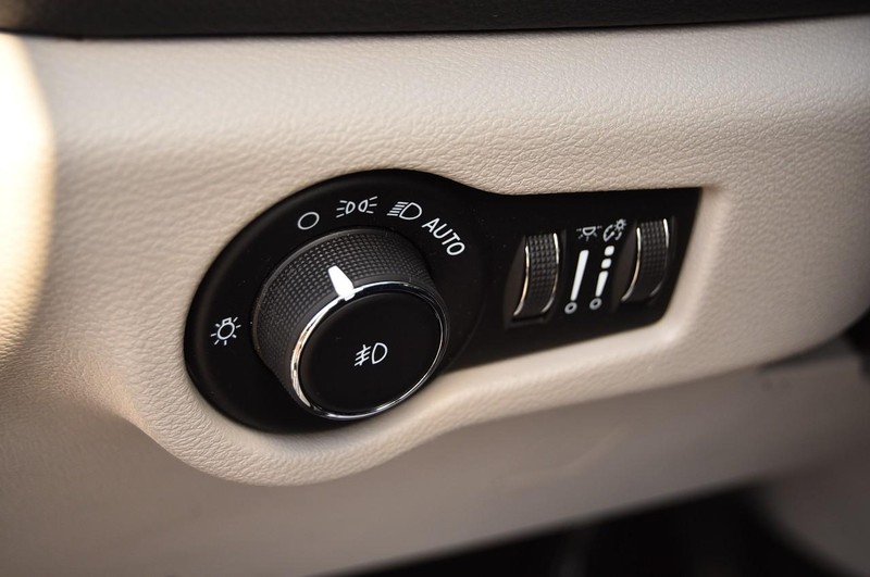 Chrysler Pacifica Vehicle Image 11